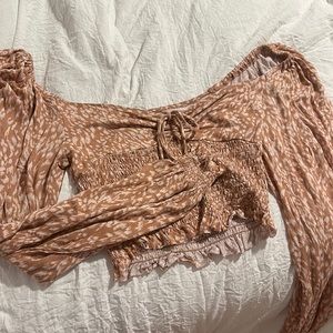 Urban outfitters long sleeve crop top. Size small. Very good condition.